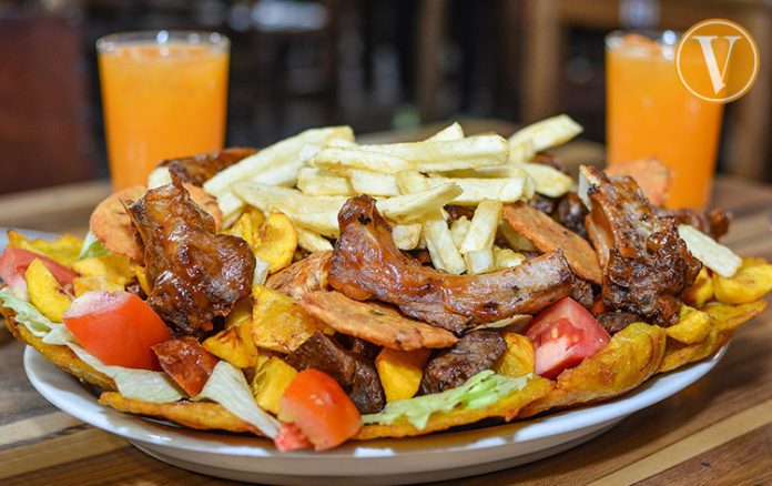 el-viejo-john-3-696x438 Picada de costilla de cerdo pollo y chorizo 6 personas - Imagen 1