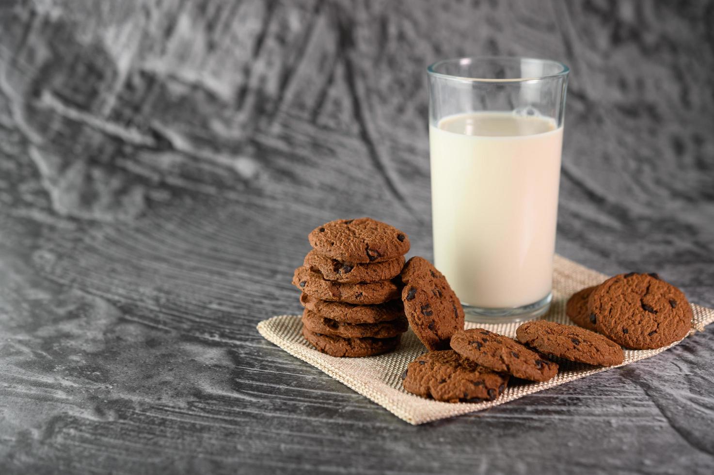 cookies-and-a-glass-of-milk-on-a-cloth-free-photo Vaso GRANDE De Leche y Cuca - Imagen 1