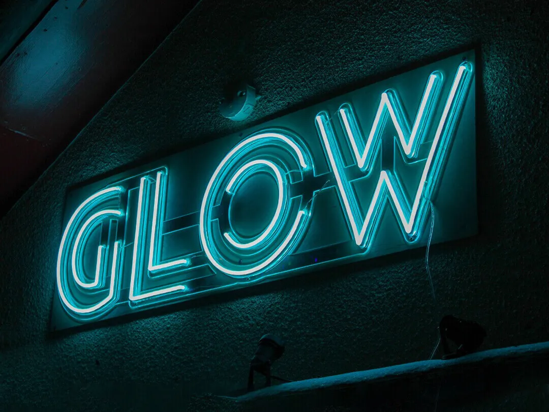 shutterstock_1729474825-4-3 Neon Glow - Imagen 1